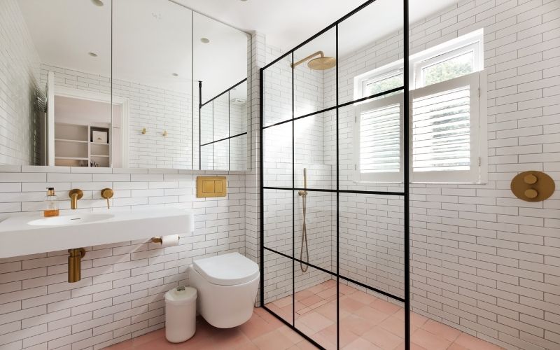 Phòng tắm đơn giản với điểm nhấn tường ốp gạch thẻ màu trắng nhã nhặn 
