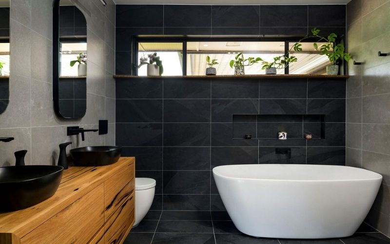 Phòng tắm đẹp với nội thất cao cấp, bố trí cây xanh tạo sự thoáng đãng 