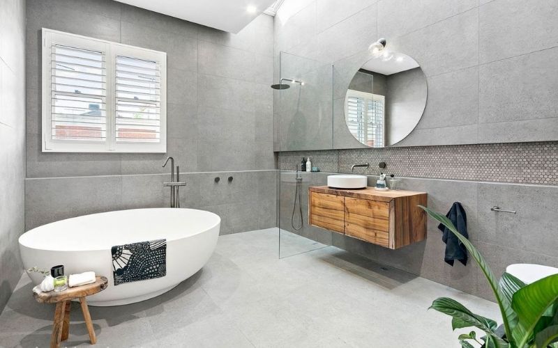 Phòng tắm đẹp với gạch ốp tường và nền màu xám