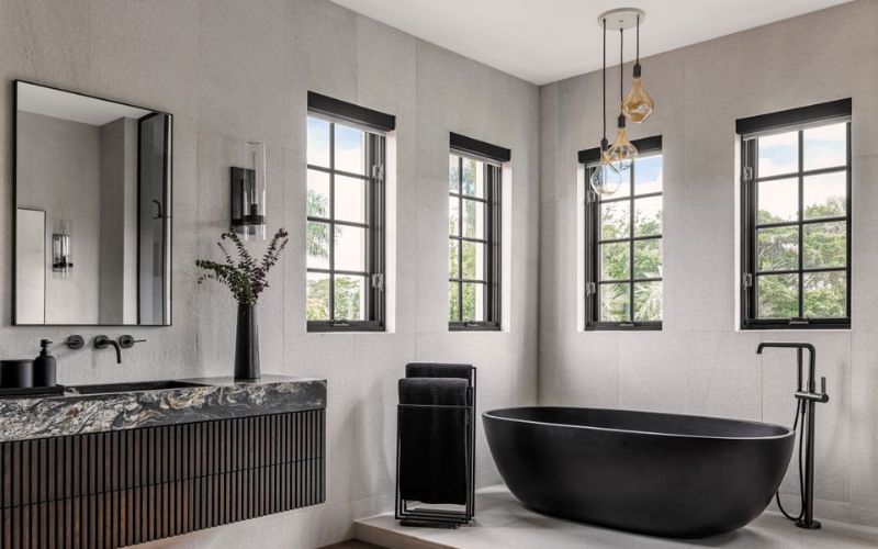 Thiết kế phòng tắm dạng spa, tường màu xám kết hợp nội thất đen sang trọng