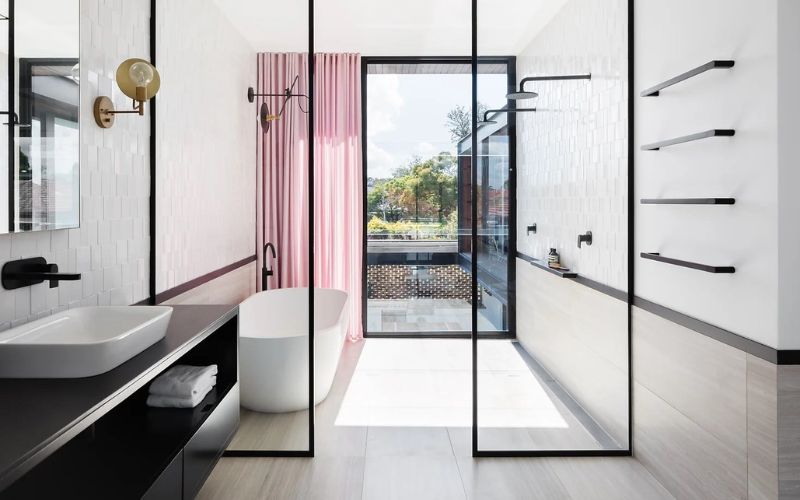 Thiết kế phòng tắm với không gian mở, bố trí nội thất đầy đủ tiện nghi