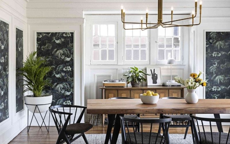 Phòng ăn hiện đại với bàn ghế gỗ bọc đệm, nhấn điểm giấy dán tường