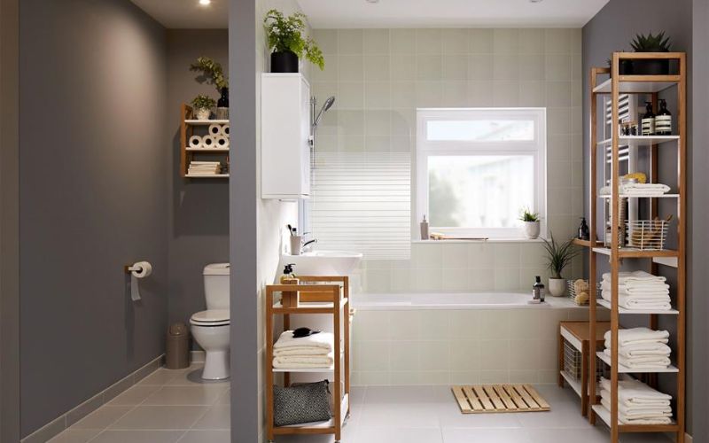 Phòng toilet, nhà tắm đơn giản, bố trí cây xanh thông thoáng, kệ đồ đa năng