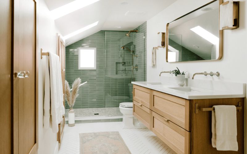 Phòng toilet, nhà tắm ngăn bằng vách kính, nhấn điểm gạch thẻ ốp tường màu xanh 