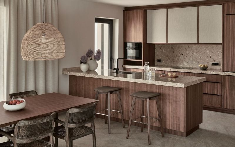 Phòng ăn kết hợp phòng bếp, nội thất bằng gỗ, bố trí đèn thả ấn tượng 
