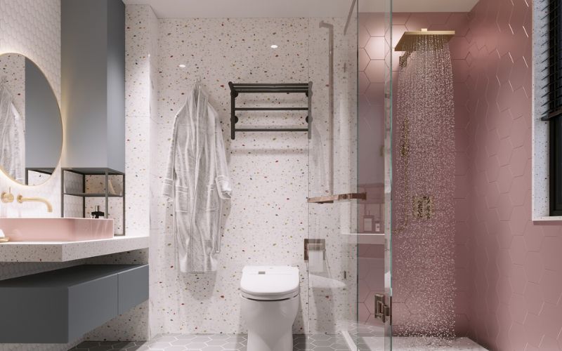 Nhà vệ sinh nhỏ đẹp sử dụng vách kính, kết hợp tone hồng, trắng tinh tế