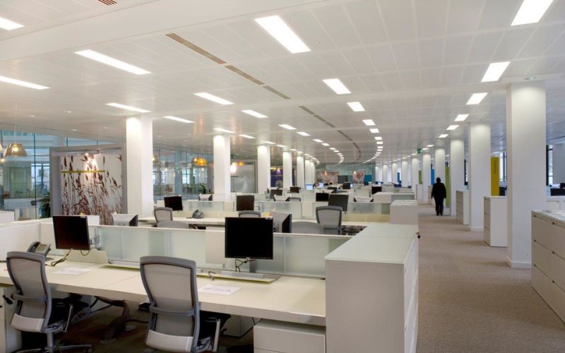 Mẫu trần thả kết hợp hệ thống đèn Led hiện đại cho văn phòng