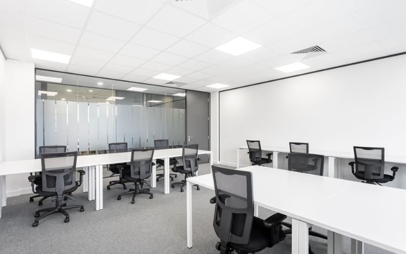 Mẫu trần thả màu trắng kết hợp đèn Led sang trọng cho phòng họp