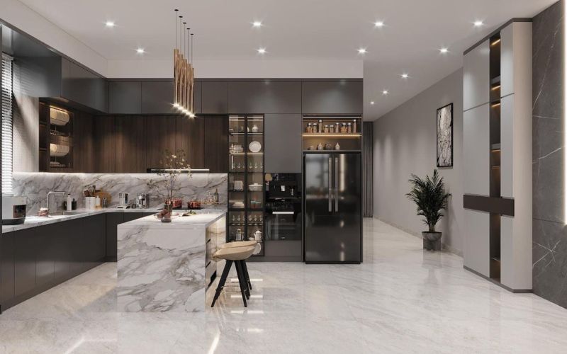 Phòng bếp hướng Đông Nam phong cách hiện đại, tường ốp gạch vân đá sang trọng