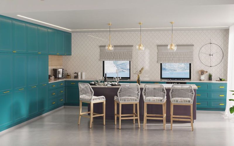 Phòng bếp hướng Đông Nam tường ốp gạch, nhấn điểm tủ bếp đa năng màu xanh