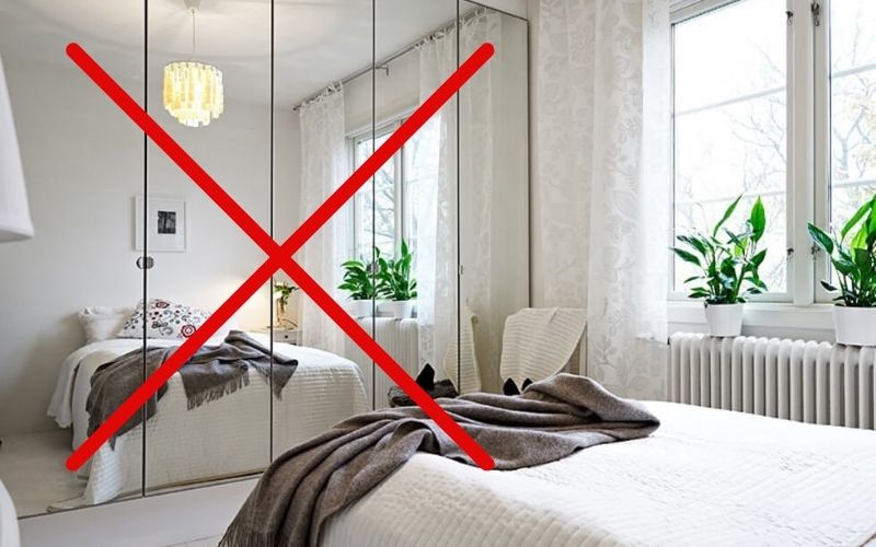 Tránh lắp gương đối diện với giường ngủ
