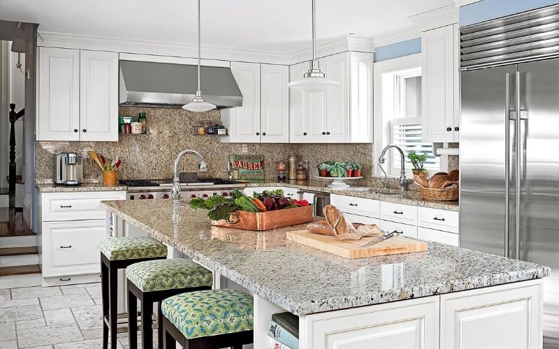 Bàn đảo bếp tách rời mặt đá kết hợp đèn trang trí đẹp mắt