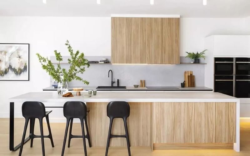 Bàn đảo bếp gỗ lớn tích hợp quầy bar, bố trí đèn led hiện đại