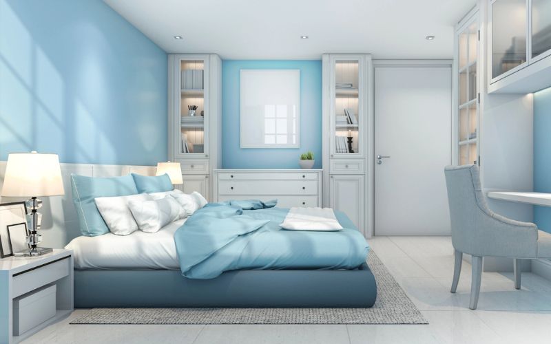 Sơn màu xanh nước biển nhạt giúp không gian phòng ngủ rộng rãi, thoáng mát hơn