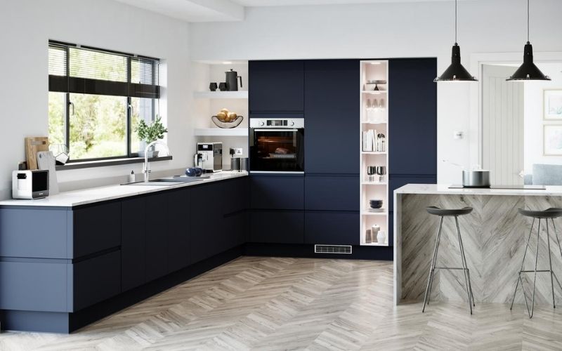 Gia chủ mệnh Thủy nên sơn phòng bếp màu trắng kem phối xanh, vừa hợp phong thủy vừa thẩm mỹ