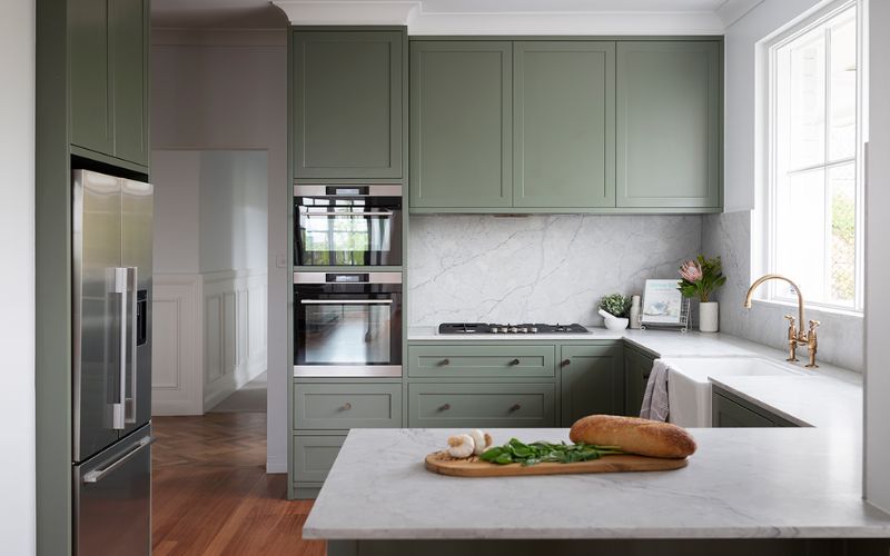 Tủ bếp phong cách tân cổ điển kết hợp hiện đại