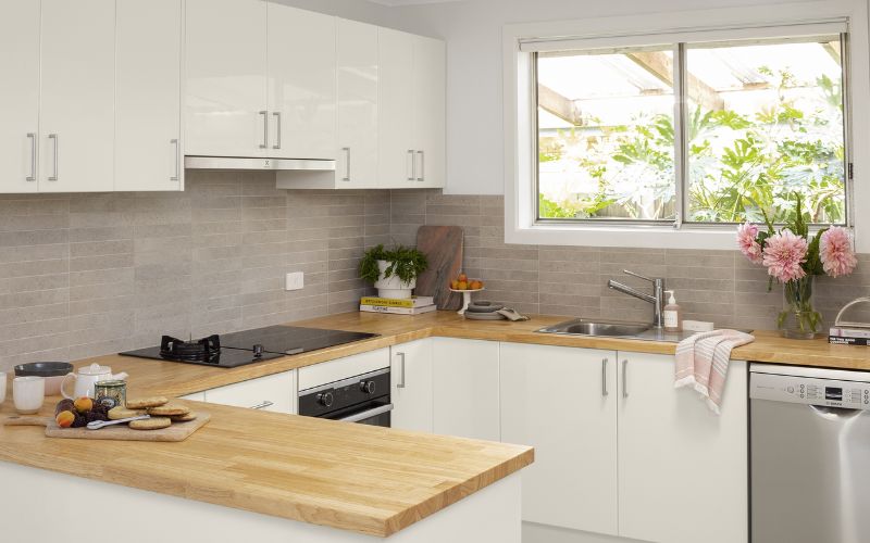 Tủ bếp đẹp tươi mát với thiết kế cửa sổ, trang trí hoa tươi