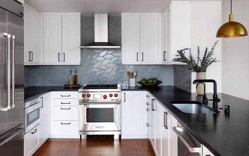 Tủ bếp chữ U tận dụng toàn bộ không gian phòng bếp