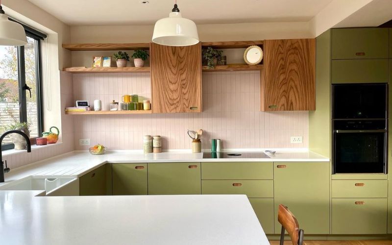 Mẫu thiết kế nội thất tủ bếp chữ U gỗ acrylic