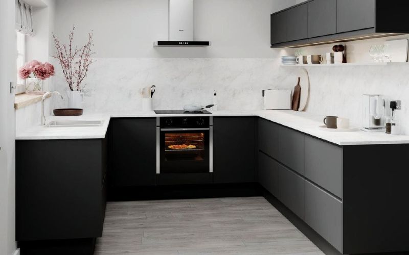 Tủ bếp chữ U tone màu đen sang trọng