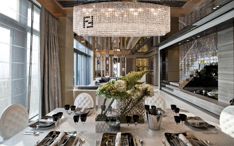 Những chiếc đèn pha lê lấp lánh được sử dụng phổ biến trong không gian Luxury