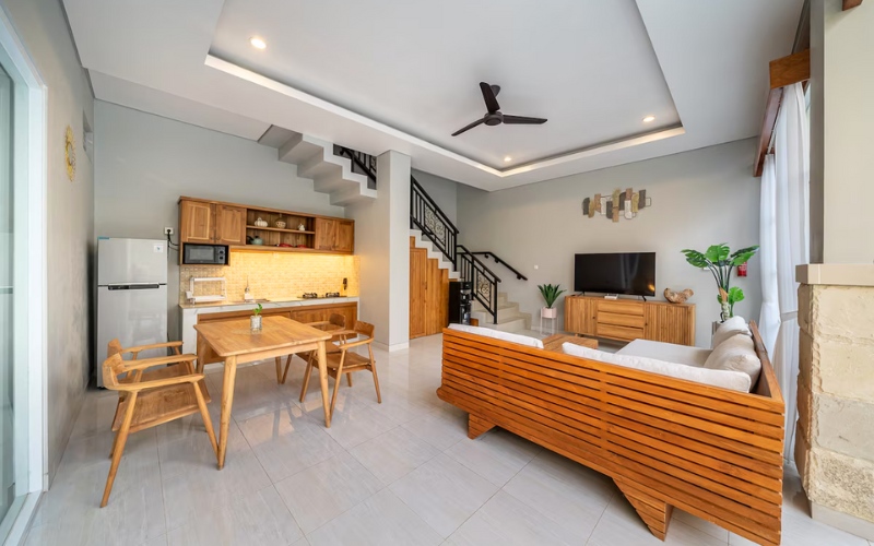 Nội thất chất liệu gỗ nổi bật trên nền phòng khách màu sáng