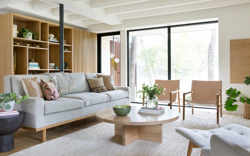 Thiết kế cửa sổ lớn mang lại nguồn sáng tự nhiên cho nội thất