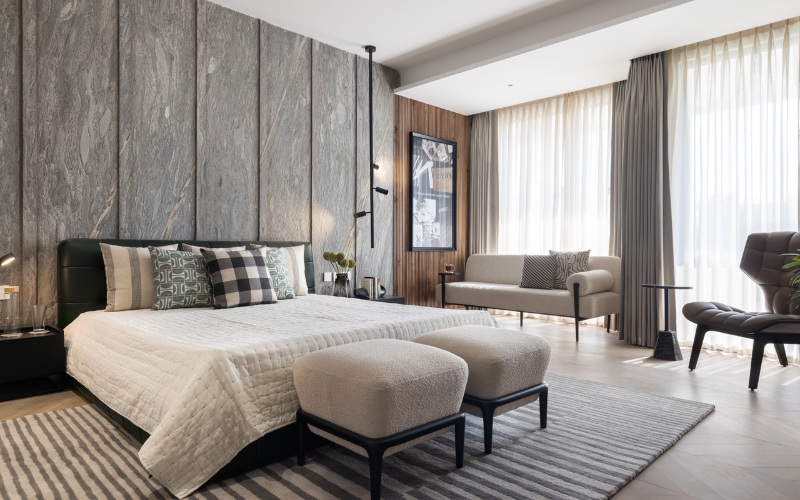 Phòng ngủ 25m2 thoáng rộng với cửa lớn
