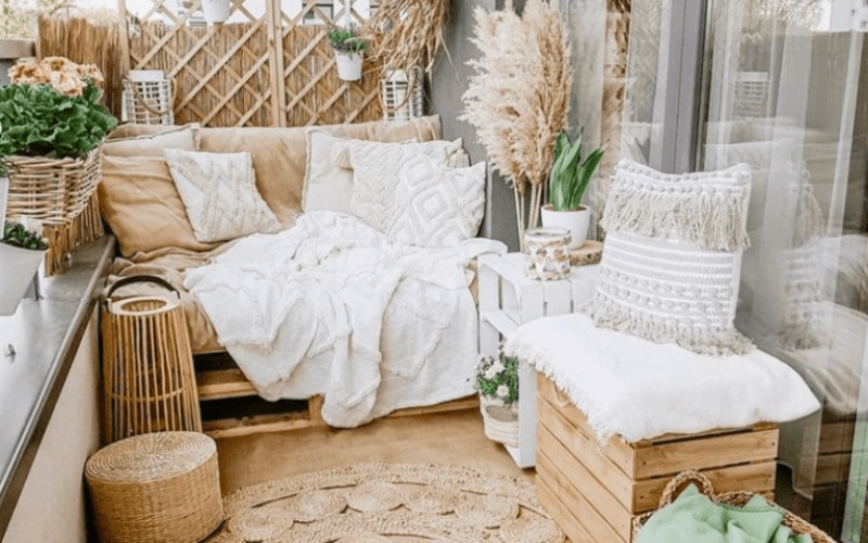 Không gian thư giãn trên cao với ghế mây êm ái và cỏ mây trải sàn