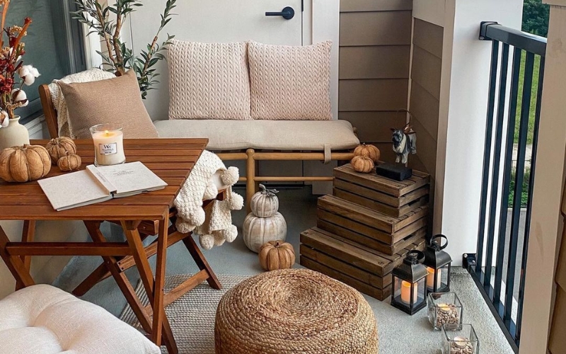 Góc chill hoàn hảo với ghế mây vintage ban công chan hòa ánh sáng
