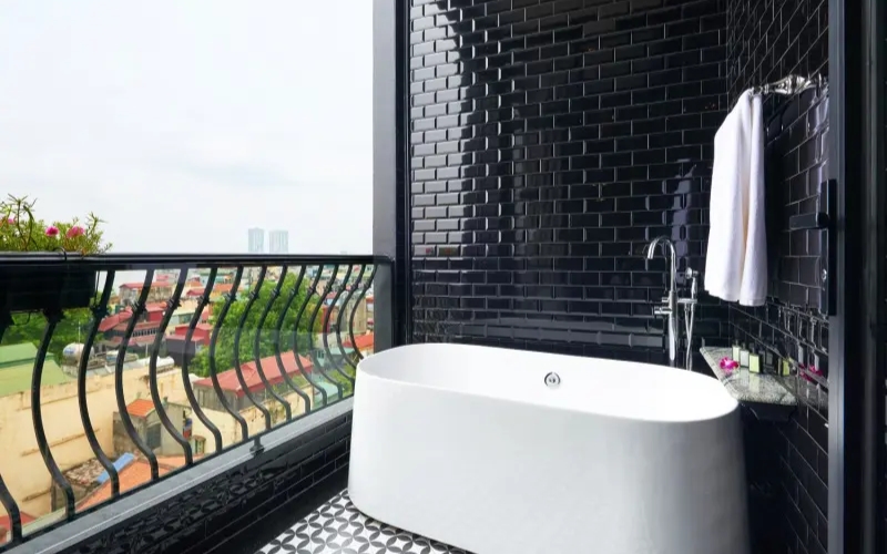 Bồn tắm sục mini đặt ban công mang đến cảm giác nghỉ dưỡng