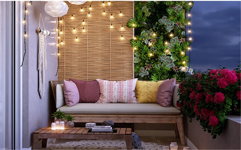 Ban công như vườn cổ tích khi cây xanh được bao phủ bởi ánh đèn led