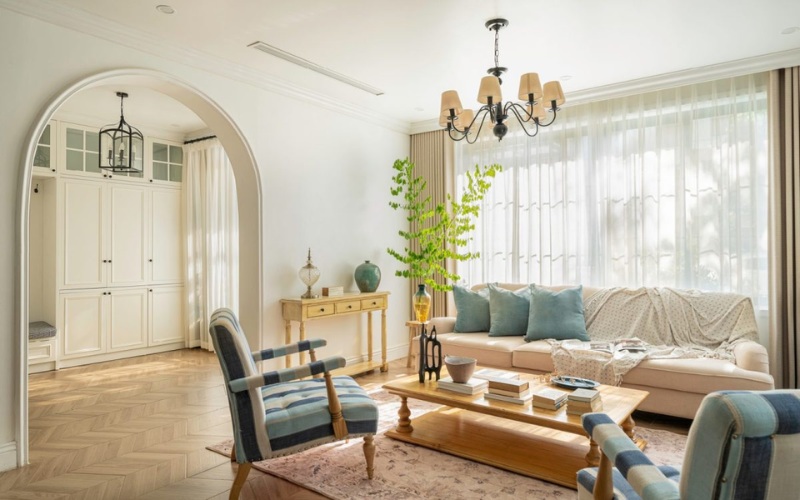Ánh sáng vàng nhẹ mang đến sự ấm áp cho không gian căn hộ rộng 100m2
