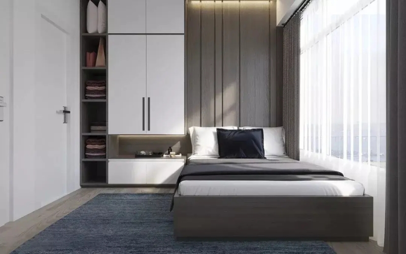 Phòng ngủ hiện đại với kệ tủ âm tường và cửa sổ lớn đón ánh sáng tự nhiên