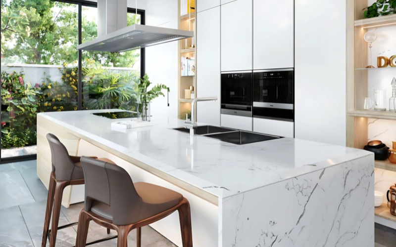 Bề mặt bếp được ốp đá tự nhiên đẹp mắt