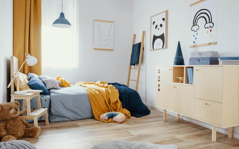 Sự kết hợp độc đáo của gam màu vàng - xanh khiến nội thất căn phòng trở nên nổi bật