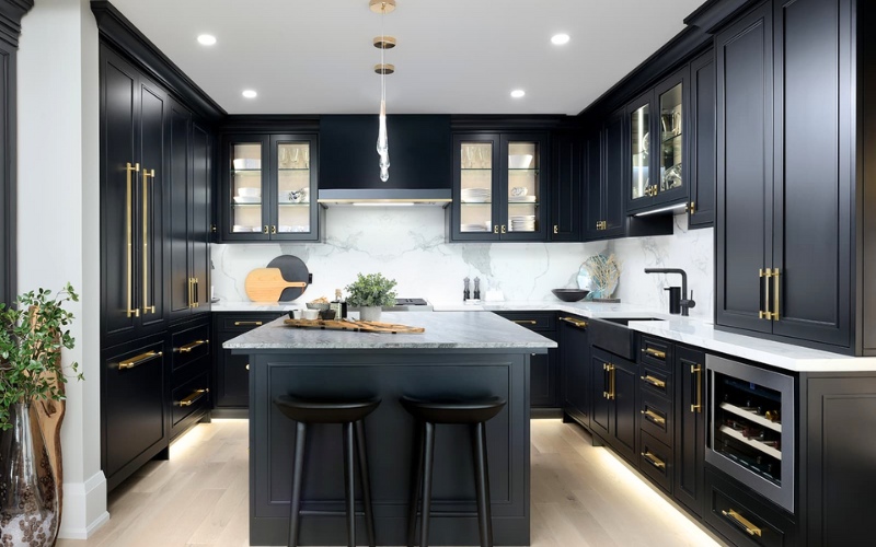 Sự kết hợp màu sắc đối lập trắng - đen giúp tạo điểm nhấn sang trọng cho bếp