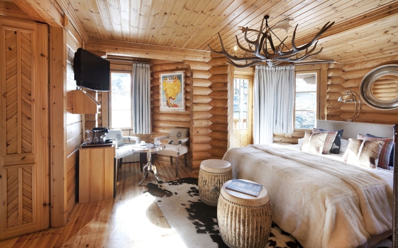 Phòng ngủ theo phong cách Rustic với giường gỗ pallet