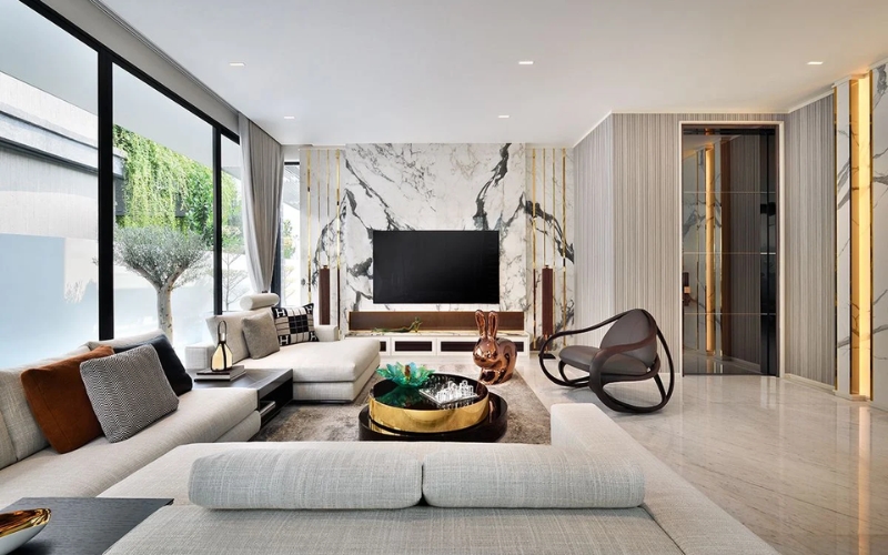 Phòng khách hiện đại với sofa xám và bàn kính tinh tế