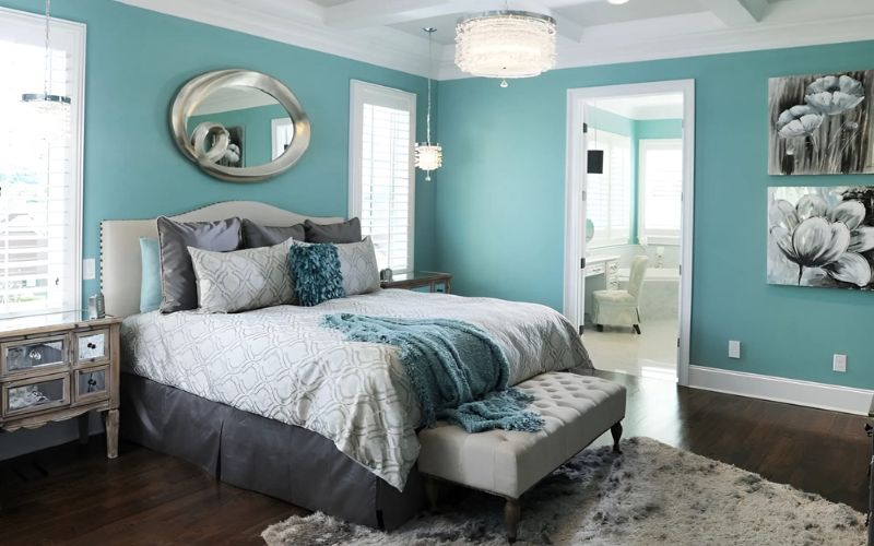 Phòng ngủ thanh lịch với sắc xanh ngọc chủ đạo
