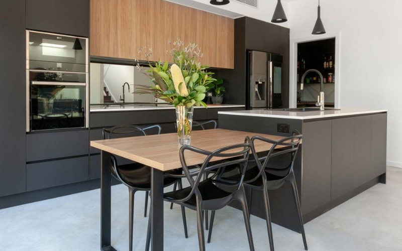 Bàn ăn 4 ghế nhỏ gọn là lựa chọn phù hợp cho căn hộ 56m2