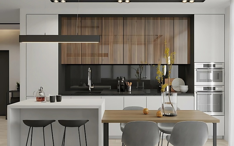 Tủ bếp cao kịch trần không chỉ giúp tăng không gian lưu trữ cho thiết kế nội thất chung cư 56m2