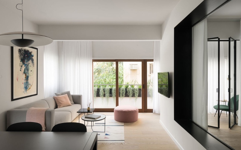 Thiết kế nội thất căn hộ chung cư 60m2 nhận ánh sáng tự nhiên qua hệ thống cửa kính