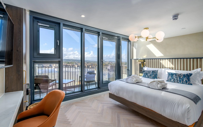 Thiết kế mang đến không gian rộng thoáng cho phòng ngủ của penthouse