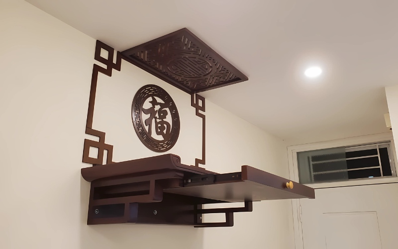 Bàn thờ treo tường có rất nhiều mẫu mã và chất liệu tùy theo nhu cầu của gia chủ