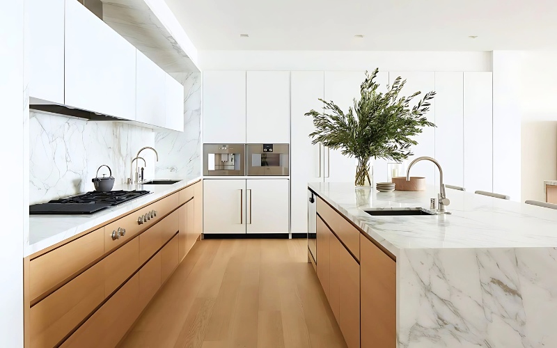 Tủ bếp trên – dưới kết hợp hệ thống tủ cao kịch trần mang lại sức chứa tối đa