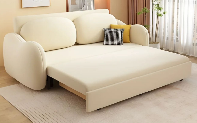 Sofa bed màu kem đa năng, kết hợp ghế và giường, giúp tiết kiệm diện tích cho nhà ống nhỏ