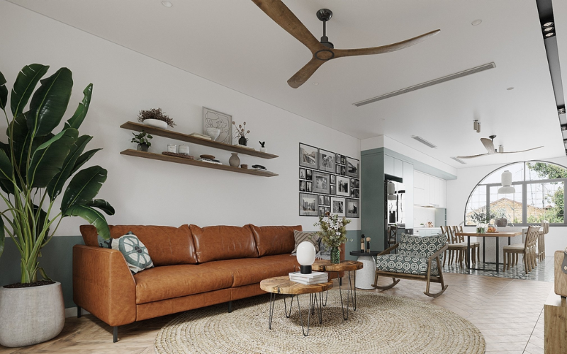 Phong cách Scandinavian với sofa da nâu, quạt trần gỗ và ánh sáng dịu nhẹ tự nhiên