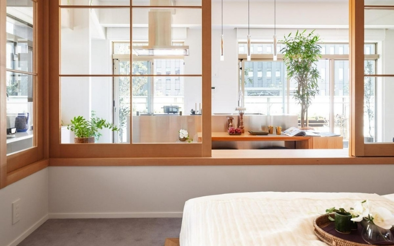 Đặc trưng của phong cách này là bố cục gọn gàng, màu sắc trung tính