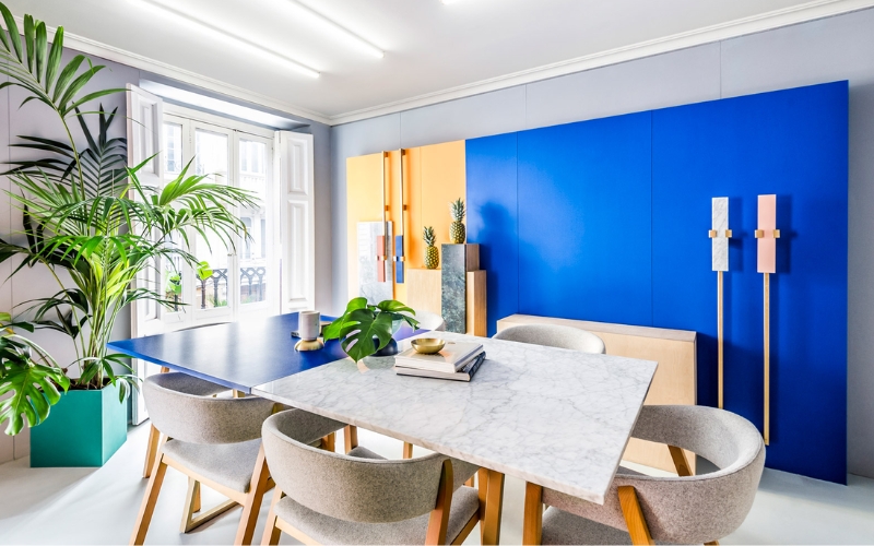 Color Block nổi bật trong các phong cách thiết kế nội thất với các mảng màu lớn